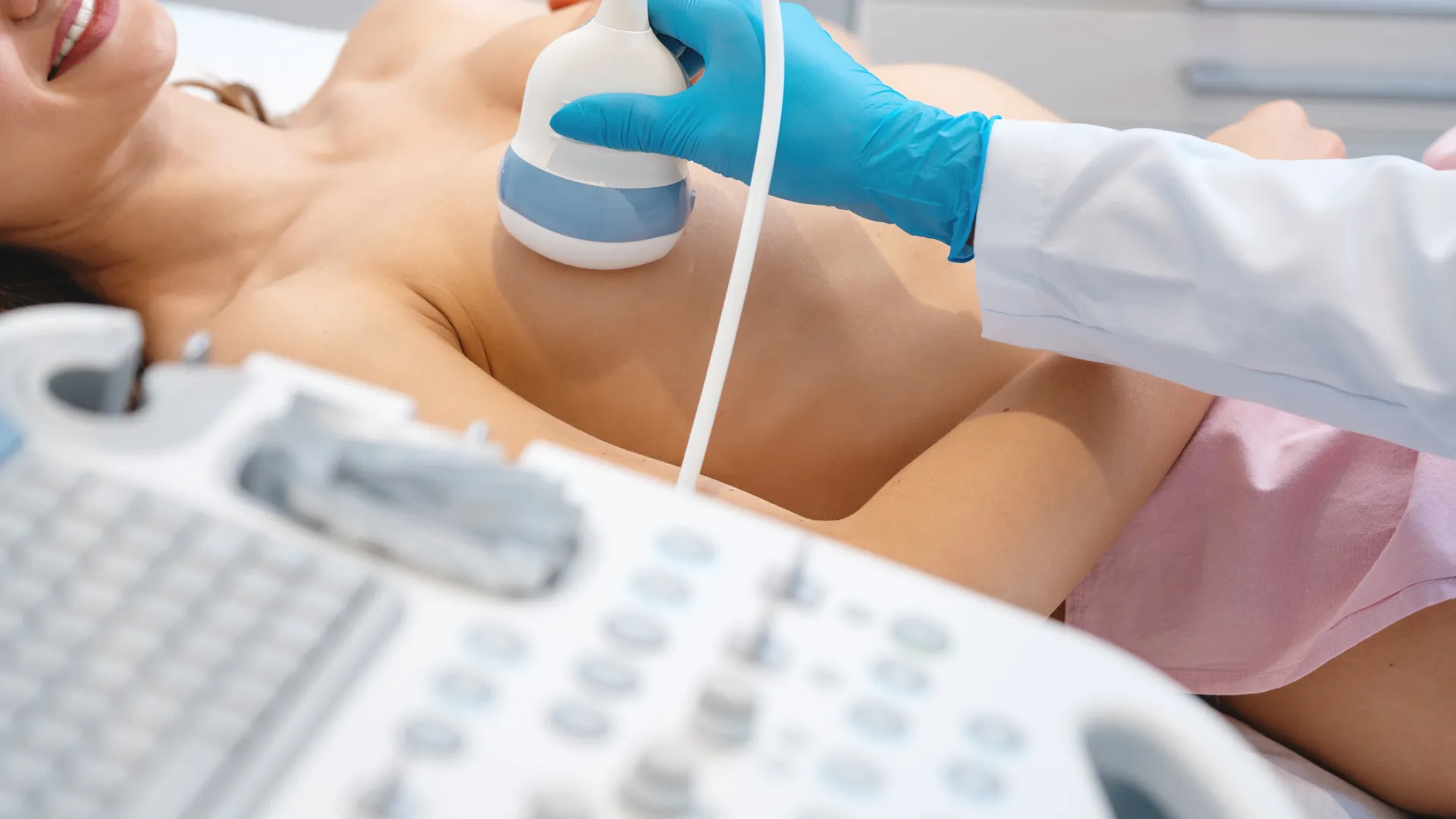 Profesjonalne badanie USG piersi w Krakowie w CM Femmemedica